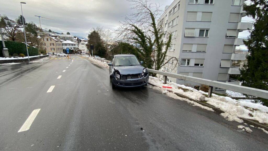 Ein Auto kam auf der Dieselspur ins Rutschen und prallte gegen eine Leitplanke.