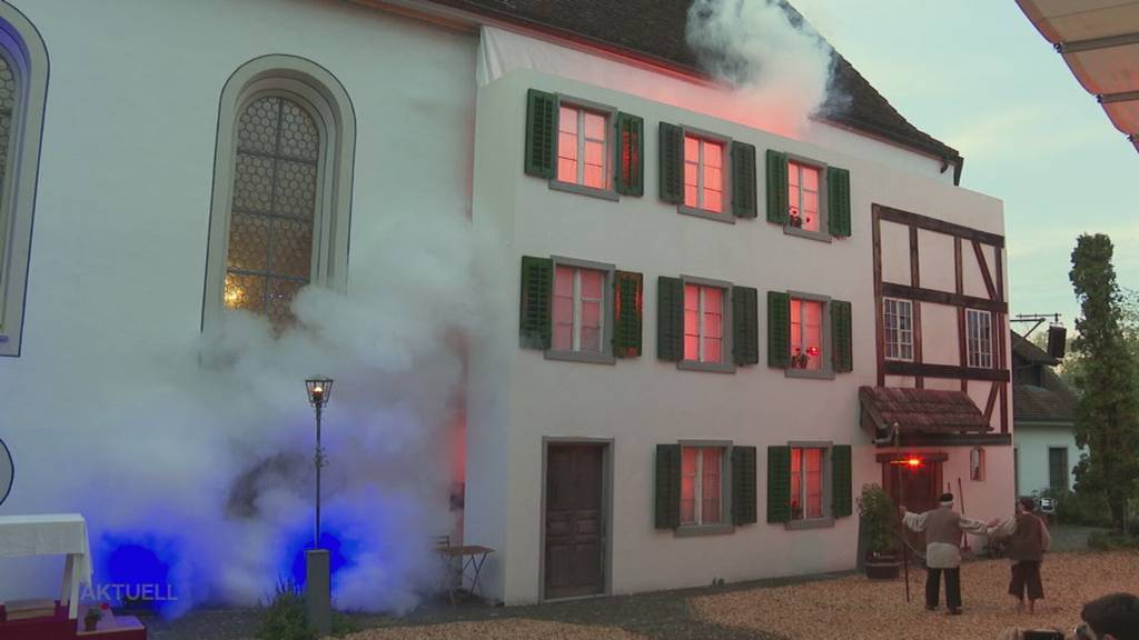 Theater zum Jubiläum: Ehemalige Feuerwehrmänner begeistern das Publikum im Kloster Gnadenthal