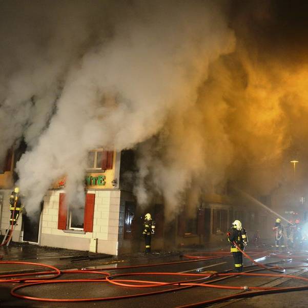 Wohn- und Geschäftsgebäude in Brand geraten
