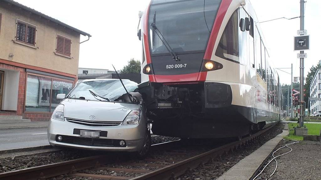 Ein Zug der Seetalbahn hat in Seon AG auf einem Bahnübergang ein Auto erfasst. Der Autofahrer hatte trotz Blinklicht beim Abbiegen einen Bahnübergang befahren.