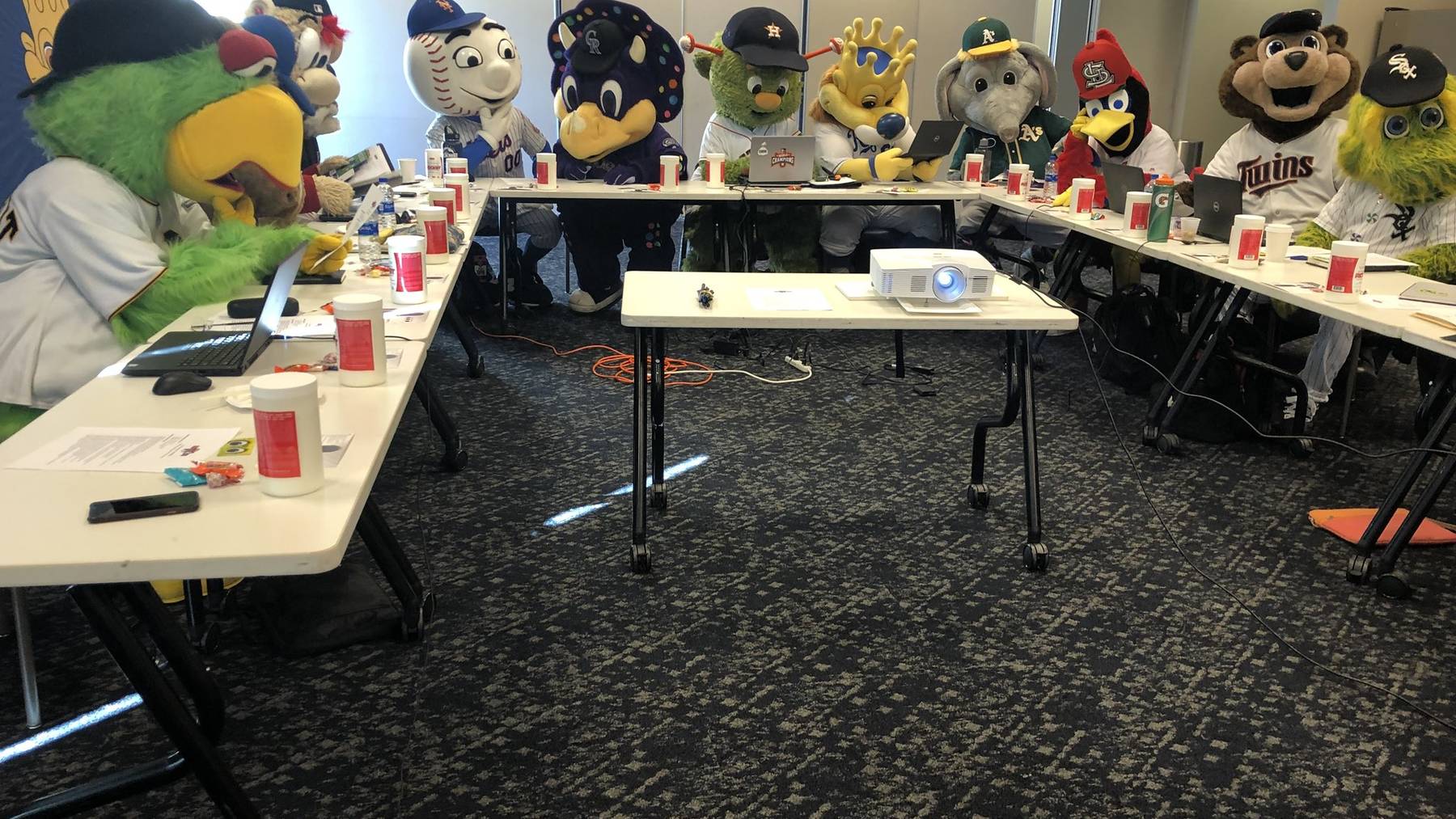 Die 13-köpfige Maskottchen-Crew an der Business-Konferenz in Kansas City.