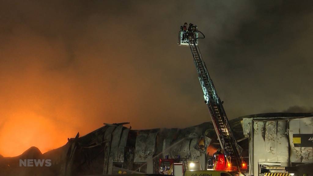 Kurz nach Feuerwehrmagazin-Einweihung ausgerückt: Produktionshalle in Utzenstorf nach Grossbrand komplett zerstört