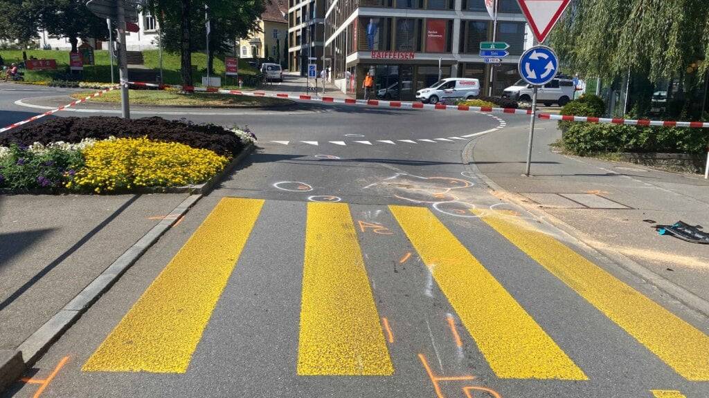Vor dem Kreisel kam es zur Kollision zwischen einem Töff und einem Patrouillenfahrzeug.