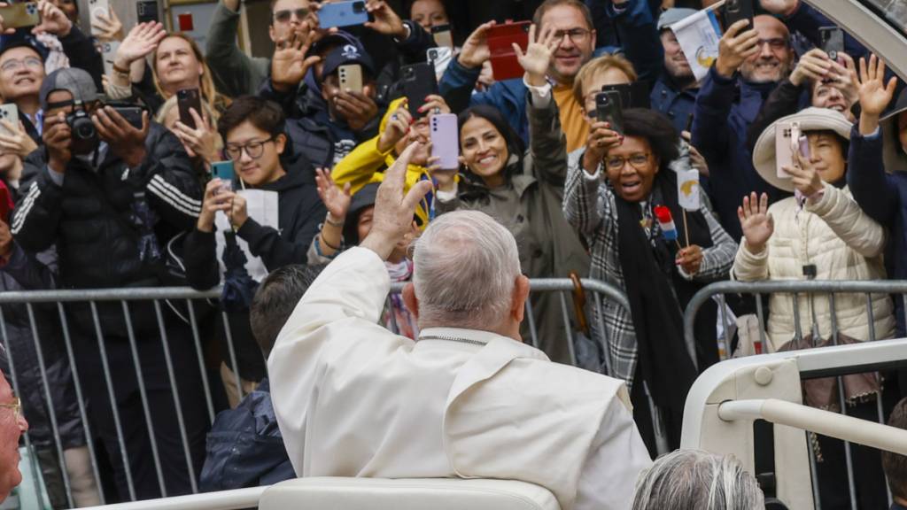 dpatopbilder - Papst Franziskus (M) winkt einer jubelnden Menge zu, als er in einem Papamobil das Cercle-Cite Kongresszentrum in Luxemburg verlässt. Foto: Omar Havana/AP/dpa