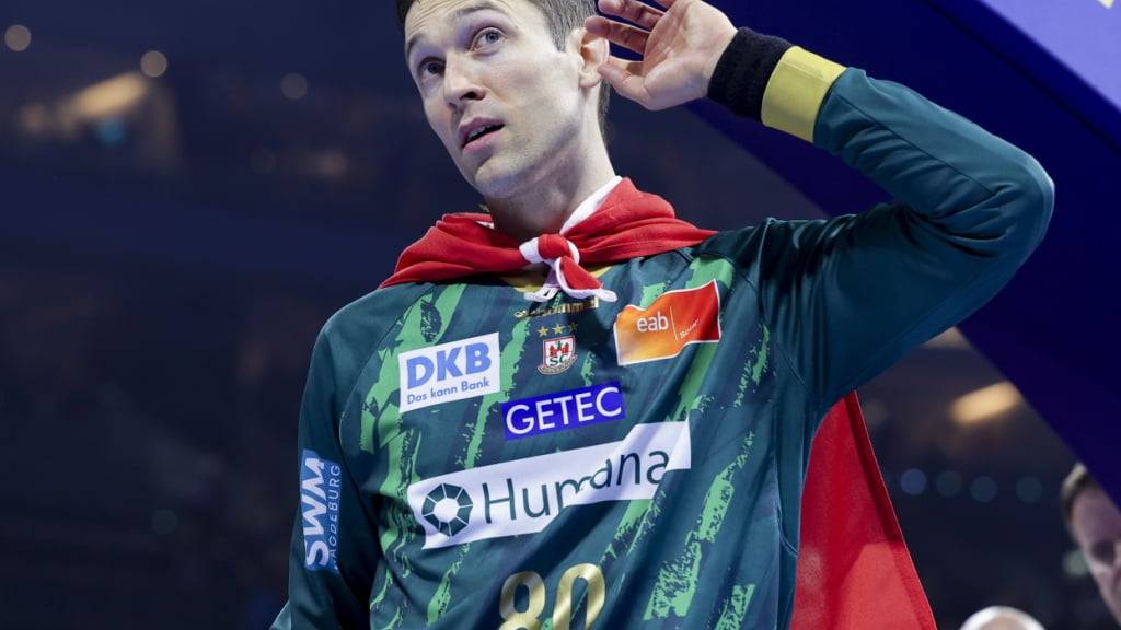 Der Schweizer Goalie Nikola Portner feiert nach dem Triumph in der Champions League mit Magdeburg