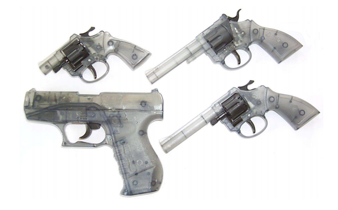 Diese Spielzeugwaffen unterliegen nicht dem Waffengesetz. (Bild: Bundesamt für Polizei fedpol)