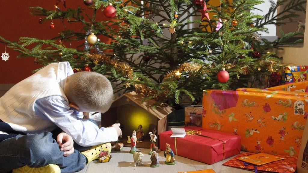 Ein Christbaum - ob gemietet oder gekauft - gehört bei vielen Schweizer Familien zu Weihnachten. (Symbolbild)