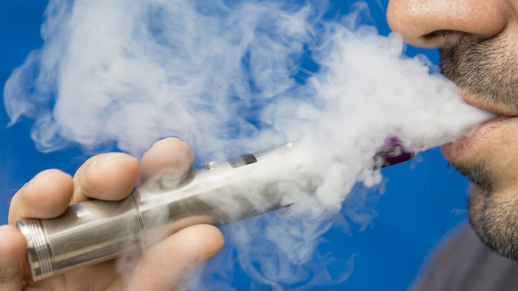 In den USA ist die Zahl der Toten durch E-Zigaretten auf acht gestiegen. Zudem traten bisher mehr als 900 Fälle von schweren Lungenerkrankungen auf, die mit den Dampfern zusammenhängen. (Symbolbild)