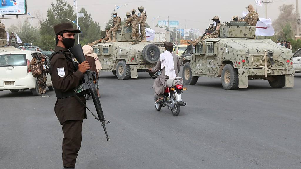 ARCHIV - Taliban-Kämpfer patrouillieren während einer Feier zum zweiten Jahrestag des Abzugs der US-amerikanischen Truppen aus Afghanistan auf der Straße. Foto: Abdul Khaliq/AP/dpa