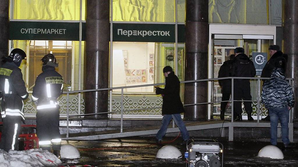 Polizisten sichern den Explosionsort im Perekrestok-Supermarkt in St. Petersburg.