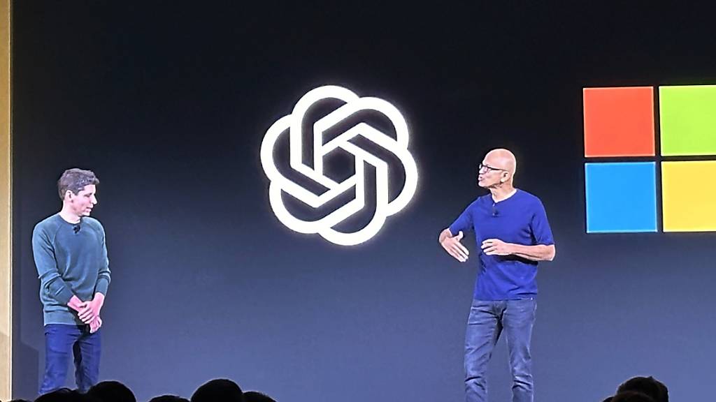 Der populäre KI-Chatbot ChatGPT wird künftig über Ereignisse bis April 2023 informiert sein, wie der Chef der Entwicklerfirma OpenAI, Sam Altman (links) sagte.