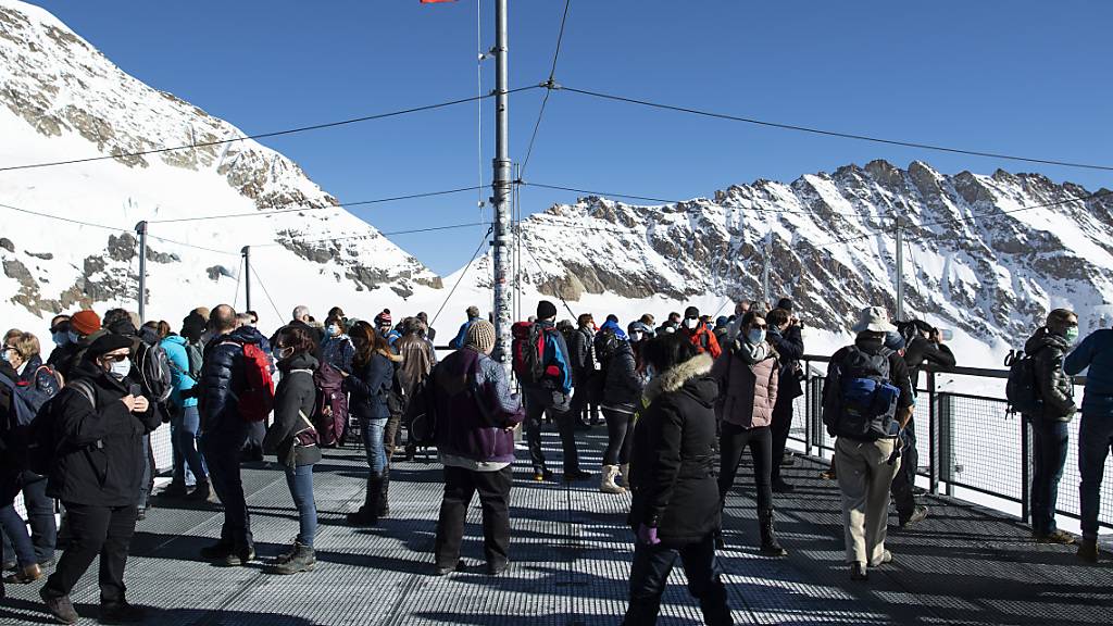 Touristen stehen auf der Aussischtsplattform Sphinx auf 3454 Meter über Meer: die Corona-Pandemie liess die Besucherzahlen auf dem Jungfraujoch einbrechen (Archivbild).
