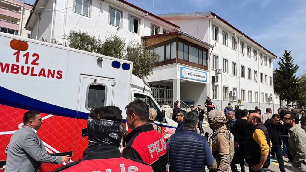 ARCHIV - Türkische Sicherheitskräfte und Rettungskräfte stehen auf dem Hof einer Sekundarschule, auf die ein Angreifer das Feuer eröffnet hat. Foto: IHA/IHA via AP/dpa