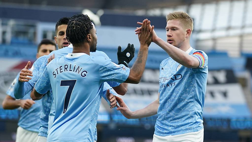 Raheem Sterling und Kevin de Bruyne (Nummer 17) führten Manchester City zum problemlosen Heimsieg gegen Fulham