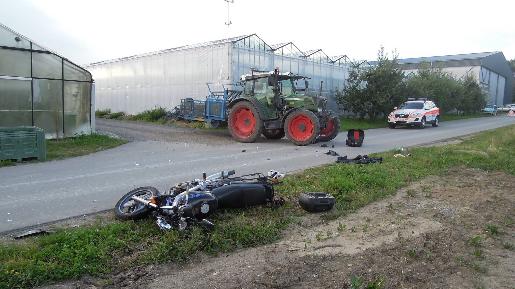 Der Motorradfahrer kollidierte seitlich mit dem Traktor und stürzte.