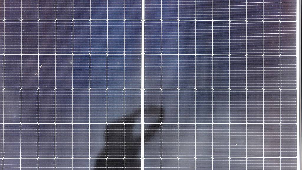 Die Swisspearl in Niederurnen will mit der geplanten Solar-Grossanlage auf ihren Hallendächern bis zu 50 Prozent ihres Strombedarfs decken. (Symbolbild)