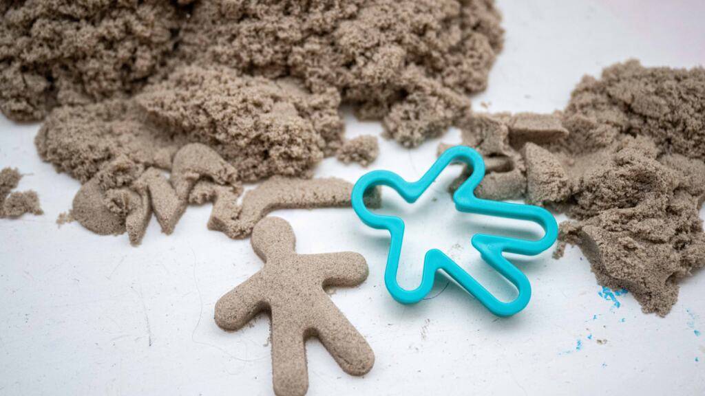 SYMBOLBILD - Die Illustration zeigt Spielsand für Kinder. In Belgien verkaufter Spielsand könnte mit Asbest kontaminiert sein, auch wenn noch keine Fälle bestätigt wurden, warnten die Minister für Verbraucherschutz und Wirtschaft. (zu dpa: «Asbest in Spielsand? Belgien ergreift Vorsichtsmaßnahmen») Foto: Jonas Roosens/Belga/dpa