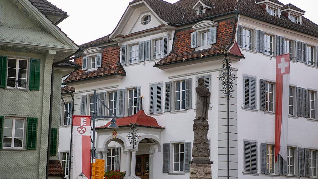 Das Rathaus in Sarnen. Obwalden will seine Verwaltung stärker digitalisieren. (Archivaufnahme)