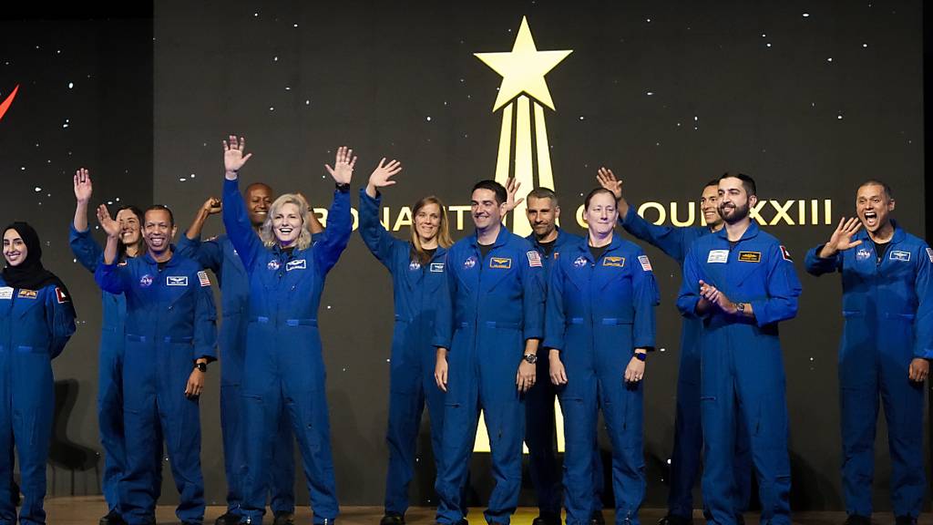 Die Astronauten der Nasa-Absolventengruppe XXIII winken der Menge zu, während sie bei der Abschlussfeier im Johnson Space Center in Houston vorgestellt werden. Foto: Yi-Chin Lee/Houston Chronicle/AP/dpa