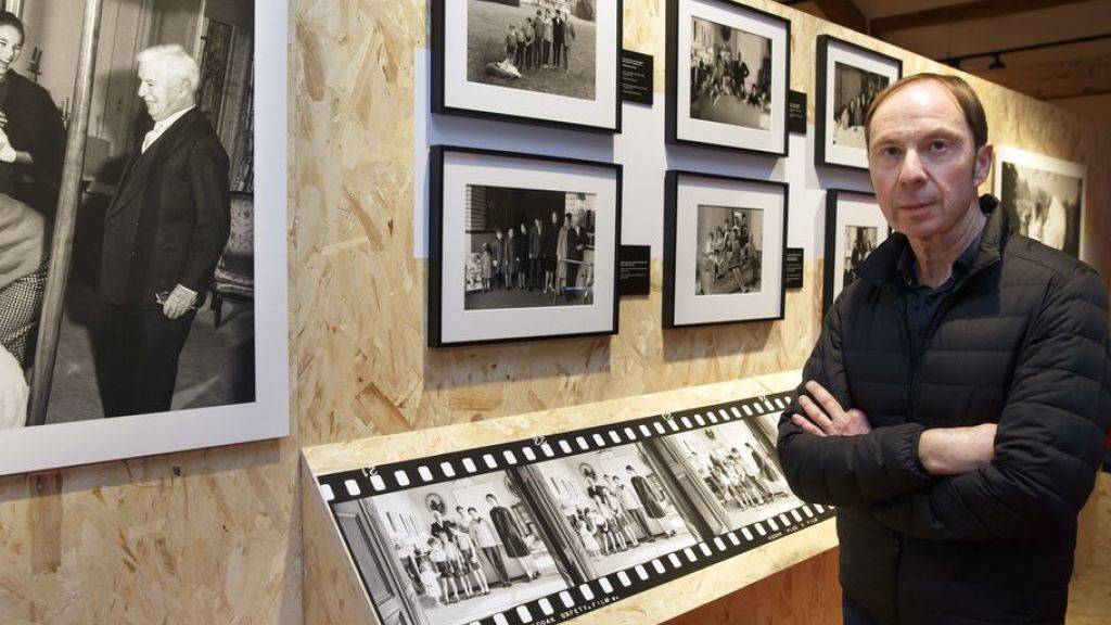 Der Kurator Luc Debraine posiert im Chaplin-Museum in Corsier-sur-Vevey in der Ausstellung «Chaplin Personal 1952-1973» mit Fotografien seines Vaters Yves Debraine. Die Schau dauert vom 20. Februar bis zum 5. April 2019.