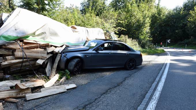 Mercedes kracht in Mosen in Holzbeige – Fahrer verletzt