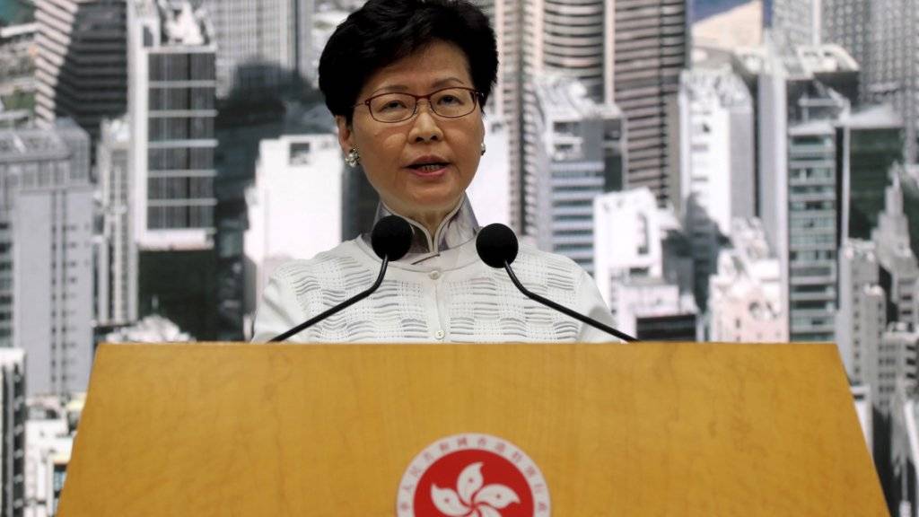 Nach Massenprotesten hat Hongkong Pläne für ein umstrittenes Gesetz für Auslieferungen an China ausgesetzt. Das kündigte Regierungschefin Carrie Lam an.