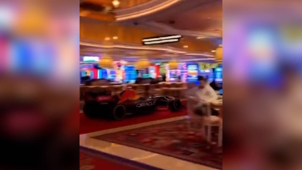 Formel-1-Rennwagen braust durch Casino in Las Vegas