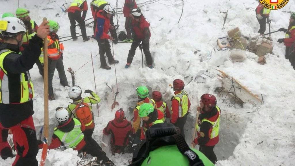Helfer suchen in den Schneemassen nach den restlichen Vermissten.