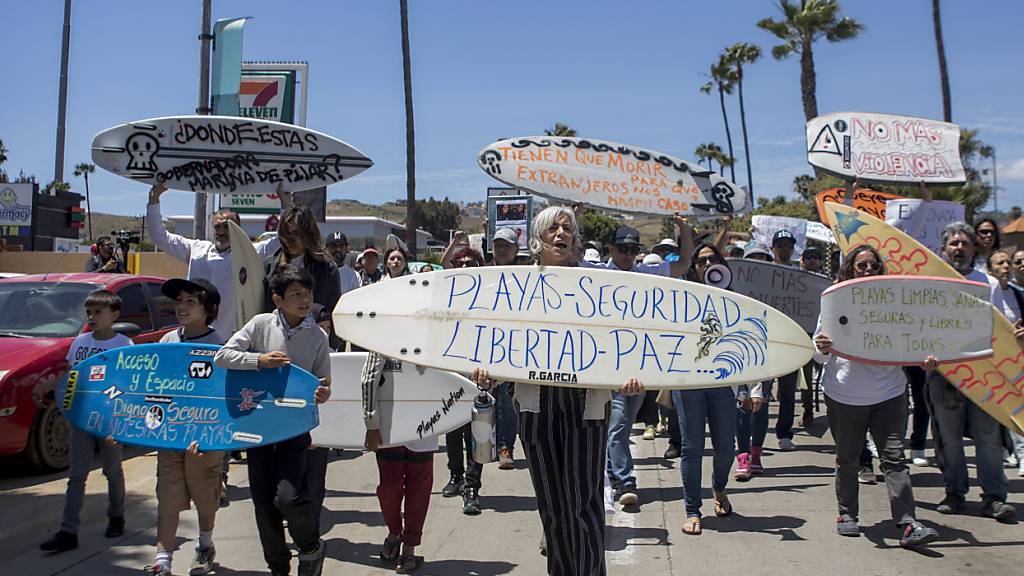 Dutzende Surferinnen und Surfer demonstrierten am Sonntag in Ensenada, Mexiko, gegen Gewalt.