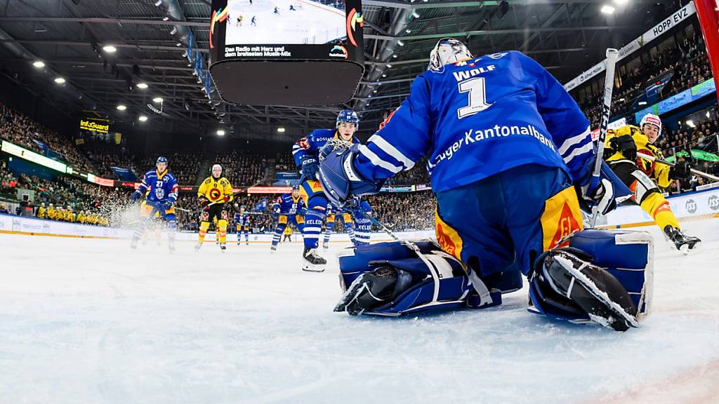 Ein Abend zum Vergessen: Zugs Goalie Tim Wolf musste sich gegen den SC Bern in den ersten viereinhalb Minuten dreimal geschlagen geben und wurde ausgewechselt