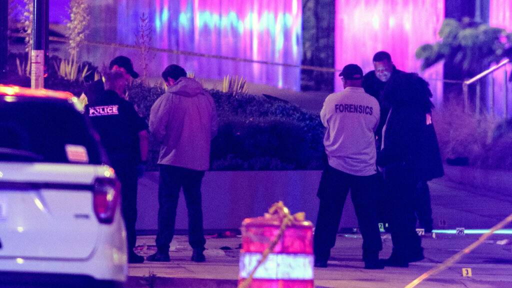dpatopbilder - Die Strafverfolgungsbehörden arbeiten am Tatort, nachdem zwei Mitarbeiter der israelischen Botschaft in Washington vor dem Capital Jewish Museum getötet wurden. Foto: Rod Lamkey/FR172078/AP/dpa