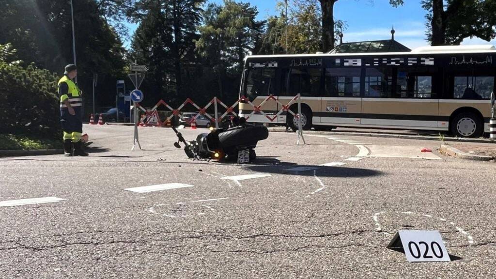 Töfffahrer bei Unfall in Kreisel im Zollikon ZH verletzt