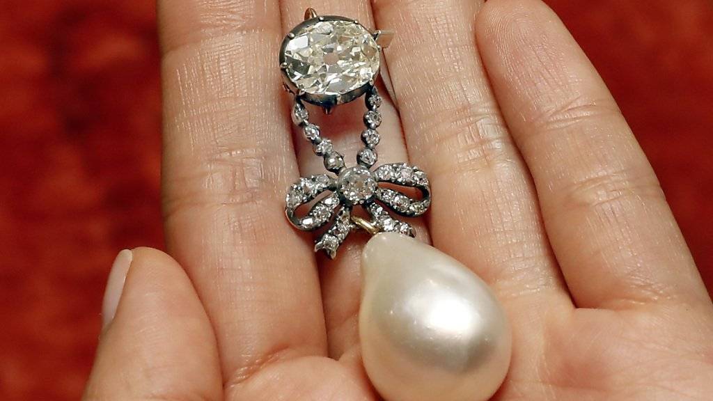 War einem Käufer in Genf über 36 Millionen Franken wert: Ein grosser tropfenförmiger Anhänger aus natürlicher Perle und mit Diamanten besetzt, der einst der französischen Königin Marie Antoinette gehörte. (Archivbild)