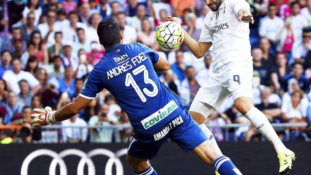 Karim Benzema erzielt mit dem Kopf gegen Granada-Hüter Andres Fernandez das Siegtor