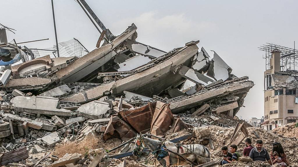 Blick auf zerstörte Gebäude nach dem Rückzug der israelischen Armee aus dem Lager Maghazi im Zentrum des Gazastreifens. Foto: Abed Rahim Khatib/dpa