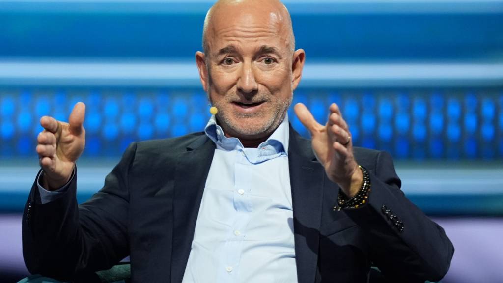 Amazon-Gründer Jeff Bezos geht auf Starlink-Jagd. Amazon baut bereits eine Alternative zu Elon Musks Internet aus dem All auf - jetzt folgt Bezos' Firma Blue Origin mit einem Angebot für Unternehmen. (Archivbild)