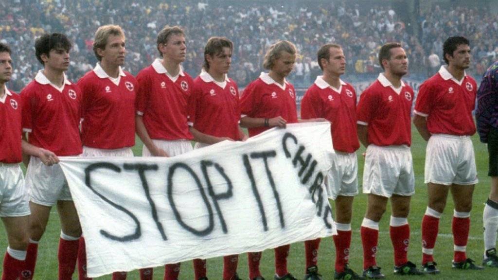 Die Schweizer Nationalmannschaft protestierte 1995 vor dem Spiel gegen Schweden gegen die französischen Atombombentests