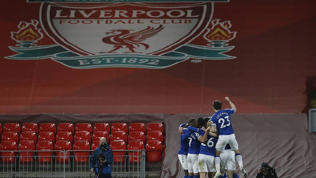 Die Spieler von Everton feiern vor dem Logo von Liverpool: Erstmals seit 1999 siegt Everton im Stadtderby wieder in der Heimstätte des Gegners