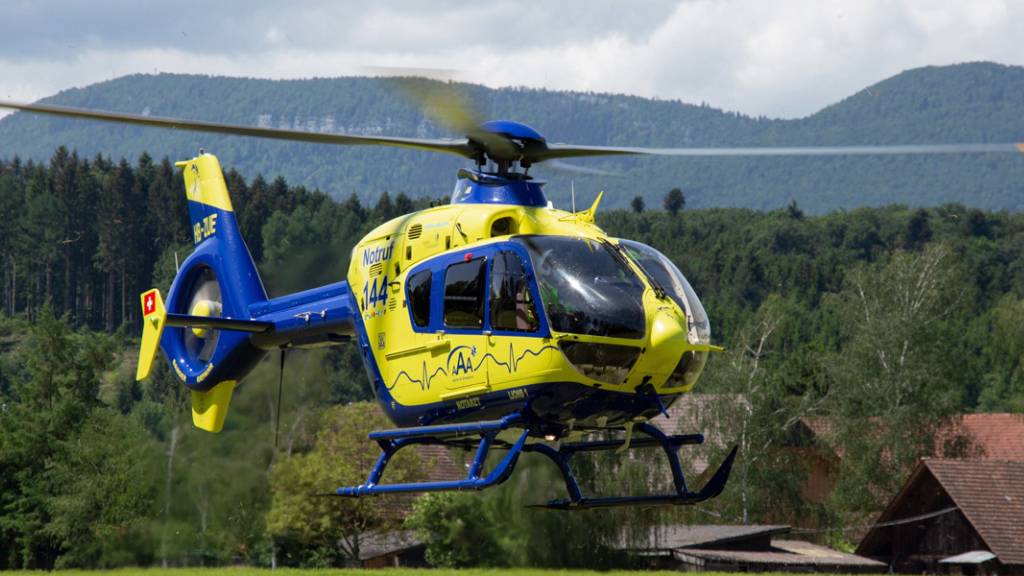 Ein Elektriker musste nach einem Arbeitsunfall mit einem Rettungshelikopter ins Spital geflogen worden. Dort erlag der 58-jährige Mann seinen schweren Verletzungen. (Symbolbild)