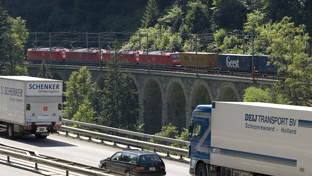 Der alpenquerende Güterverkehr auf der Schiene hat gegenüber den Strassentransporten weitere Marktanteile gewonnen (Archivbild).