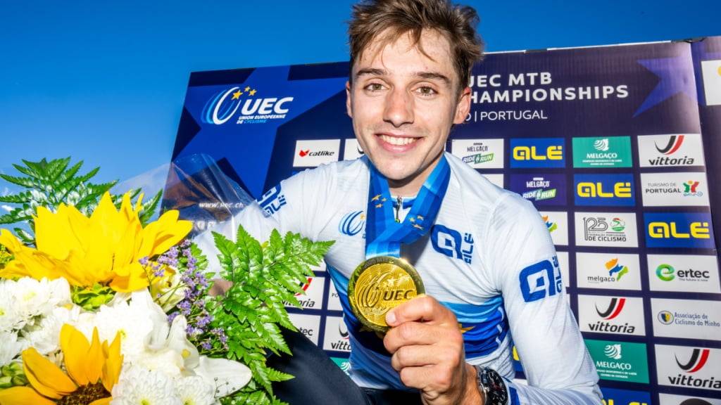 Luca Schätti posiert mit der Goldmedaille