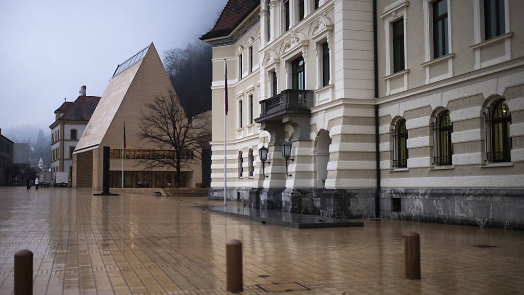Die Stimmung im Liechtensteiner Regierungsgebäude (rechts) ist optimistischer als auch schon. Die Steuereinnahmen des Fürstentums erweisen sich in Corona-Zeiten als robuster, als erwartet. (Archivbild)