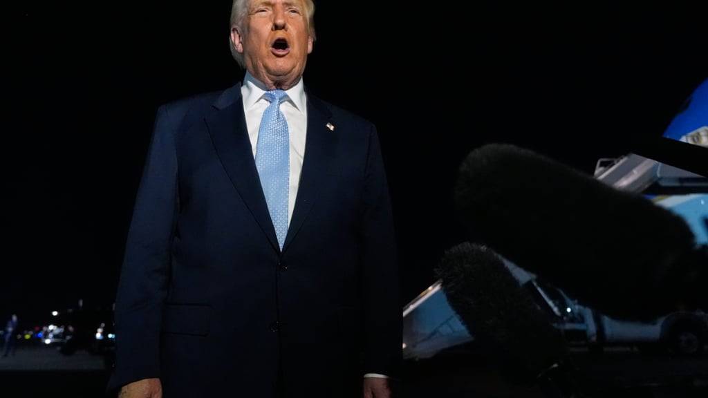 US-Präsident Donald Trump spricht vor dem Einsteigen in die Air Force One am Palm Beach International Airport in West Palm Beach, Florida, zu Reportern. Foto: Manuel Balce Ceneta/AP/dpa