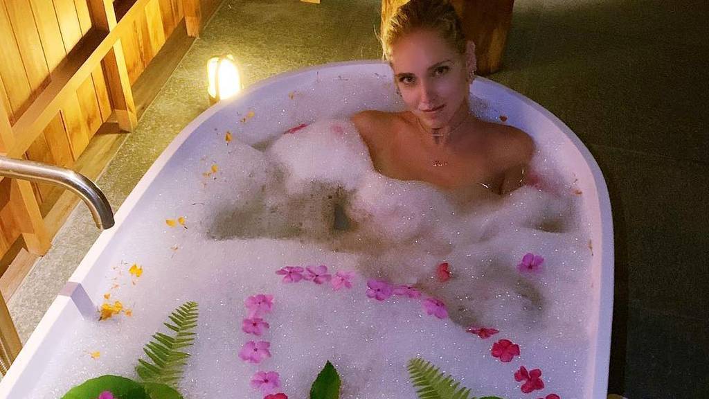 Insta-Star flittert nackt in der Badewanne