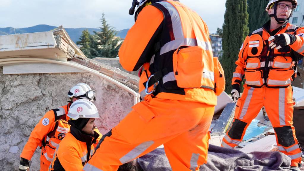 Schweizer Rettungskräfte bergen in der Türkei vier Überlebende
