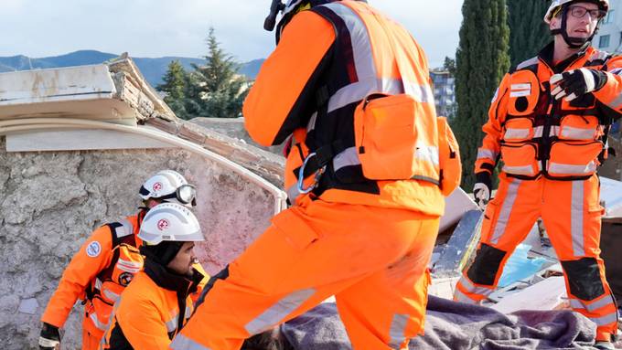 Schweizer Rettungskräfte bergen in der Türkei vier Überlebende