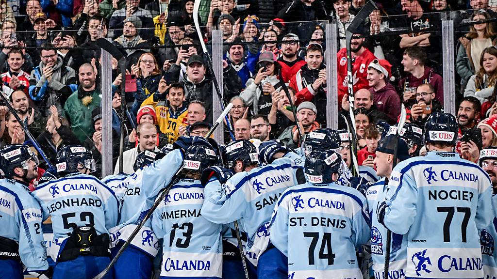 Eine verschworene Truppe: Die Spieler der Straubing Tigers feiern ihren sensationellen Finaleinzug am Spengler Cup
