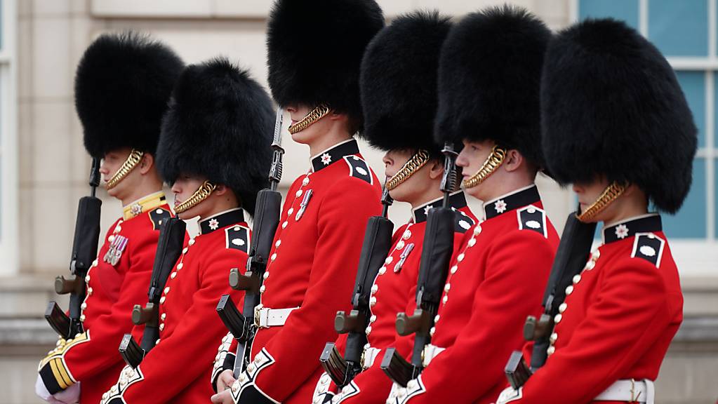 Zum ersten Mal seit dem Ausbruch der Corona-Pandemie findet der Wechsel der Wachen vor dem Londoner Buckhingham Palace wieder auf traditionielle Weise mit Publikum statt. Foto: Yui Mok/PA Wire/dpa