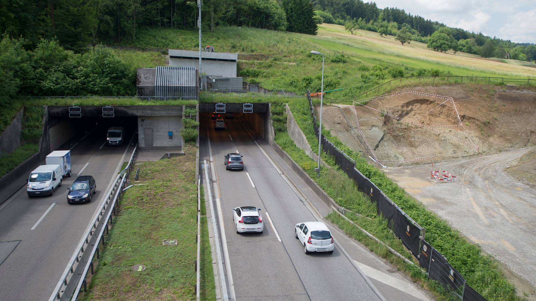 Am Ende des Gubristtunnels auf der A1 hat die Zürcher Kantonspolizei ein Auto mit vier Jugendlichen am Steuerrad gestoppt. (Symbolbild)
