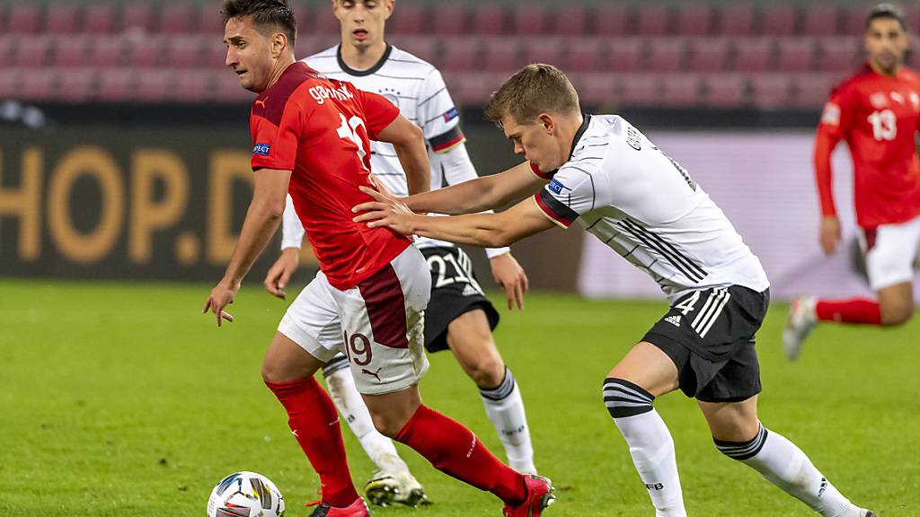 Die Schweiz und Deutschland, im Bild Mario Gavranovic gegen Matthias Ginter während des Nations-League-Spiels im Oktober 2020, werden vor der EM nicht gegeneinander spielen